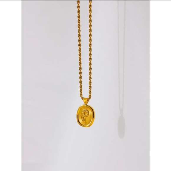 HOST PICK ❤️Stylish Oval Flower Necklace - Picture 5 of 5